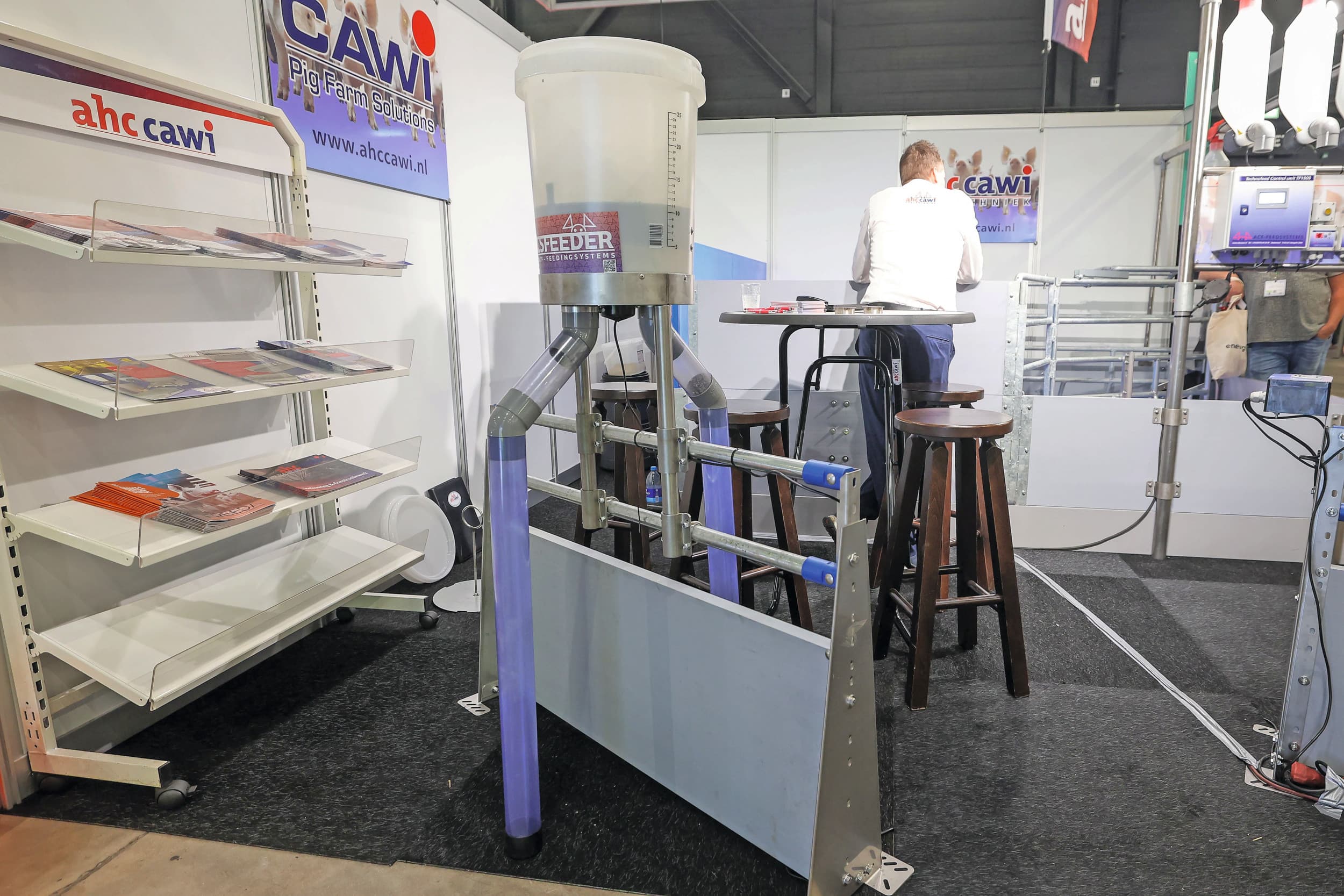 De Pulsfeeder wordt op de hokafscheiding geplaatst, zoals te zien is op de Pork & Poultry Expo in Den Bosch. Foto: Bert Jansen