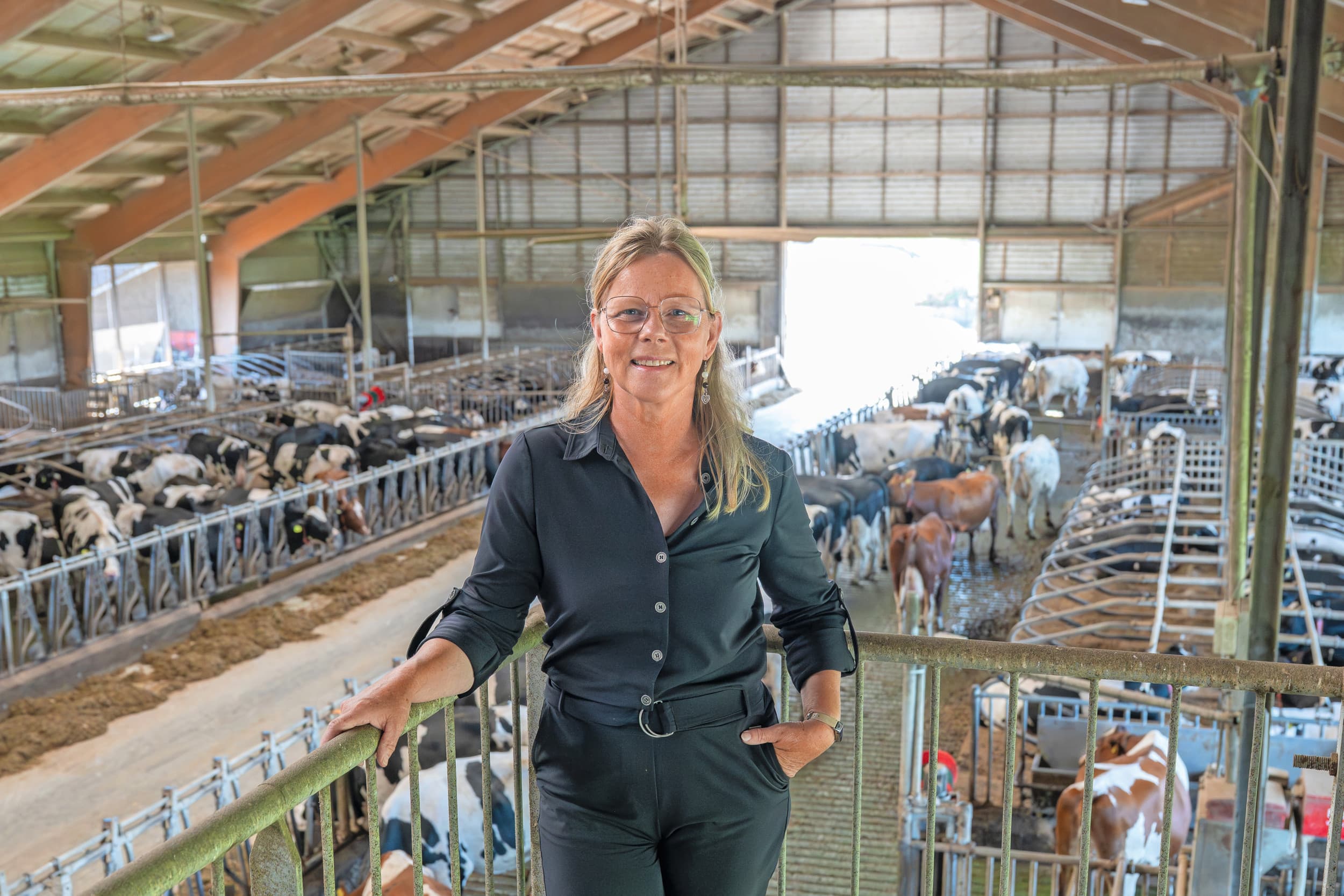 Jolanda Zandman (59) heeft met haar man Bert (57) en zoon Aad (30) een bedrijf in Beerze (Ov.), met 200 melkkoeien. Boven in de stal is een vergader-/feestruimte voor groepen. Foto’s: Michel Velderman