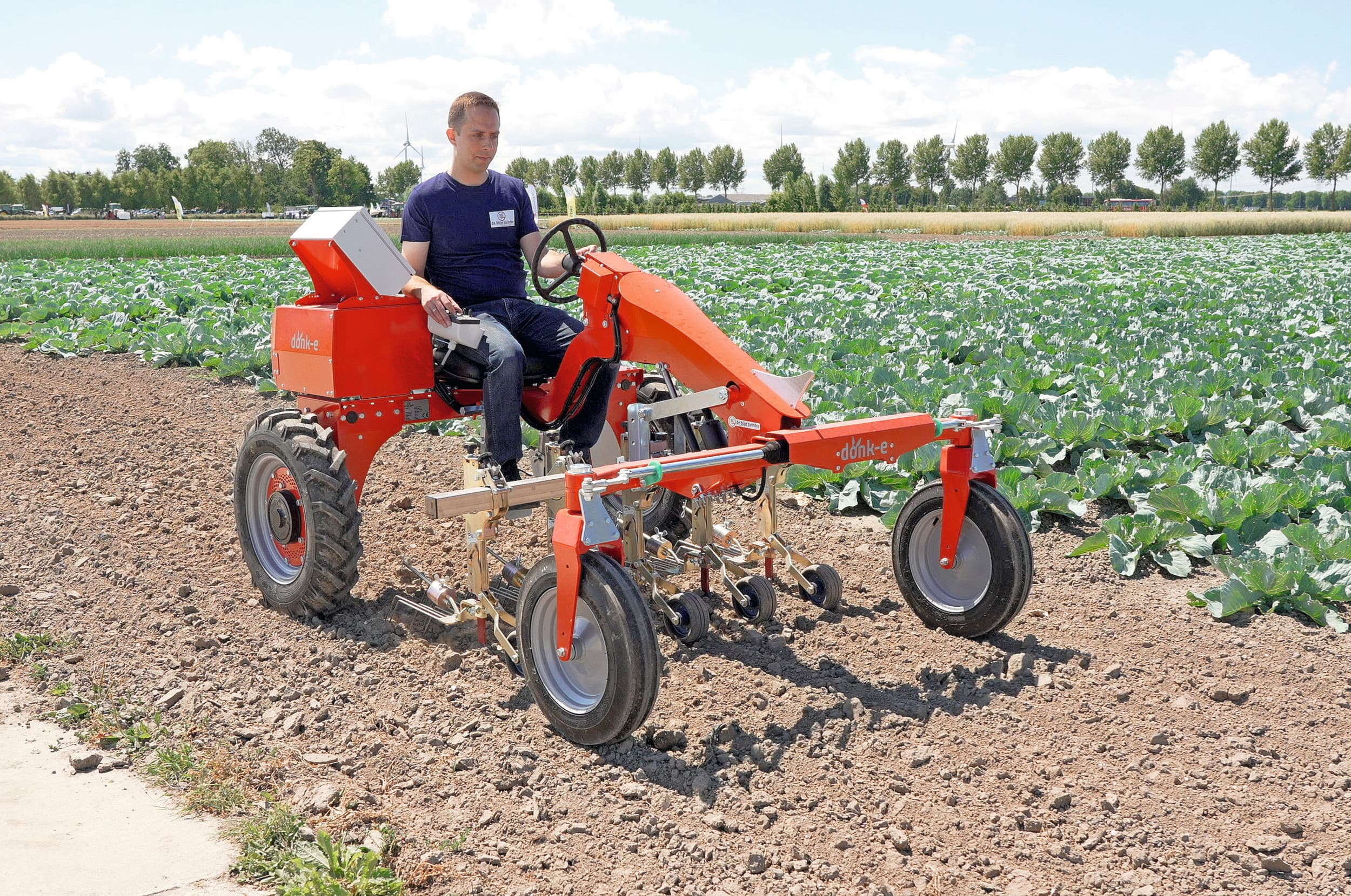 Anne van Roekel ontwierp de elektrisch aangedreven werktuigdrager als schoffeltrekker met als doel om goed te kunnen schoffelen. In april 2025 zijn de eerste vier machines geleverd aan telers. De Blije Tuinder gaat vanaf 2026 de machine in serie produceren. De bediening van de elektrische schoffel is heel eenvoudig. Iedereen kan ermee werken. Foto’s: Jan Willem Schouten