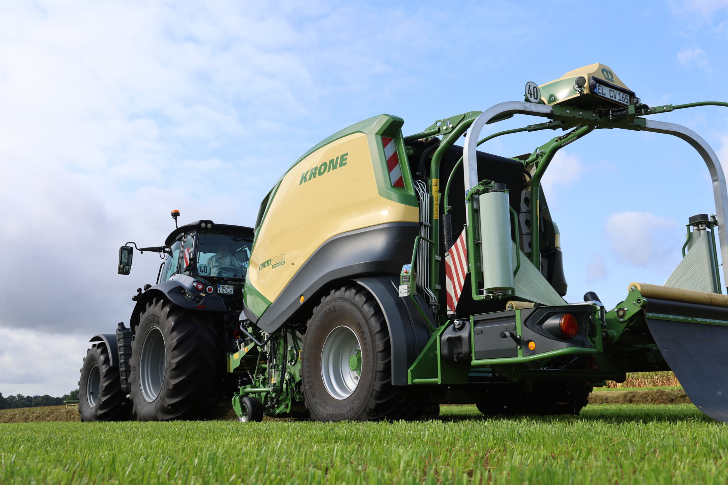 Nieuwe Krone CombiPack HDP CV 165 XC snijdt met 41 messen op 27 mm en heeft tandwielaandrijving, brede persriem en snelle wikkelaar. Foto: Matthijs Verhagen