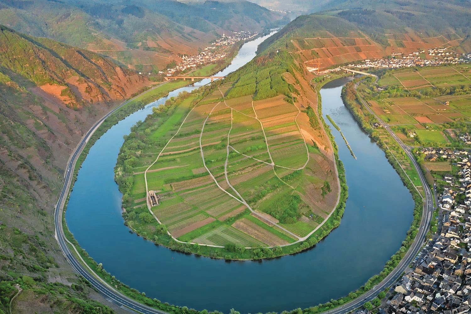 Rivier de Moezel in Duitsland. Volgens onderzoek is in Duitsland meer ruimte nodig voor rivieren om aan Europese waternormen te voldoen. Foto: Canva/Daniel Malinowski