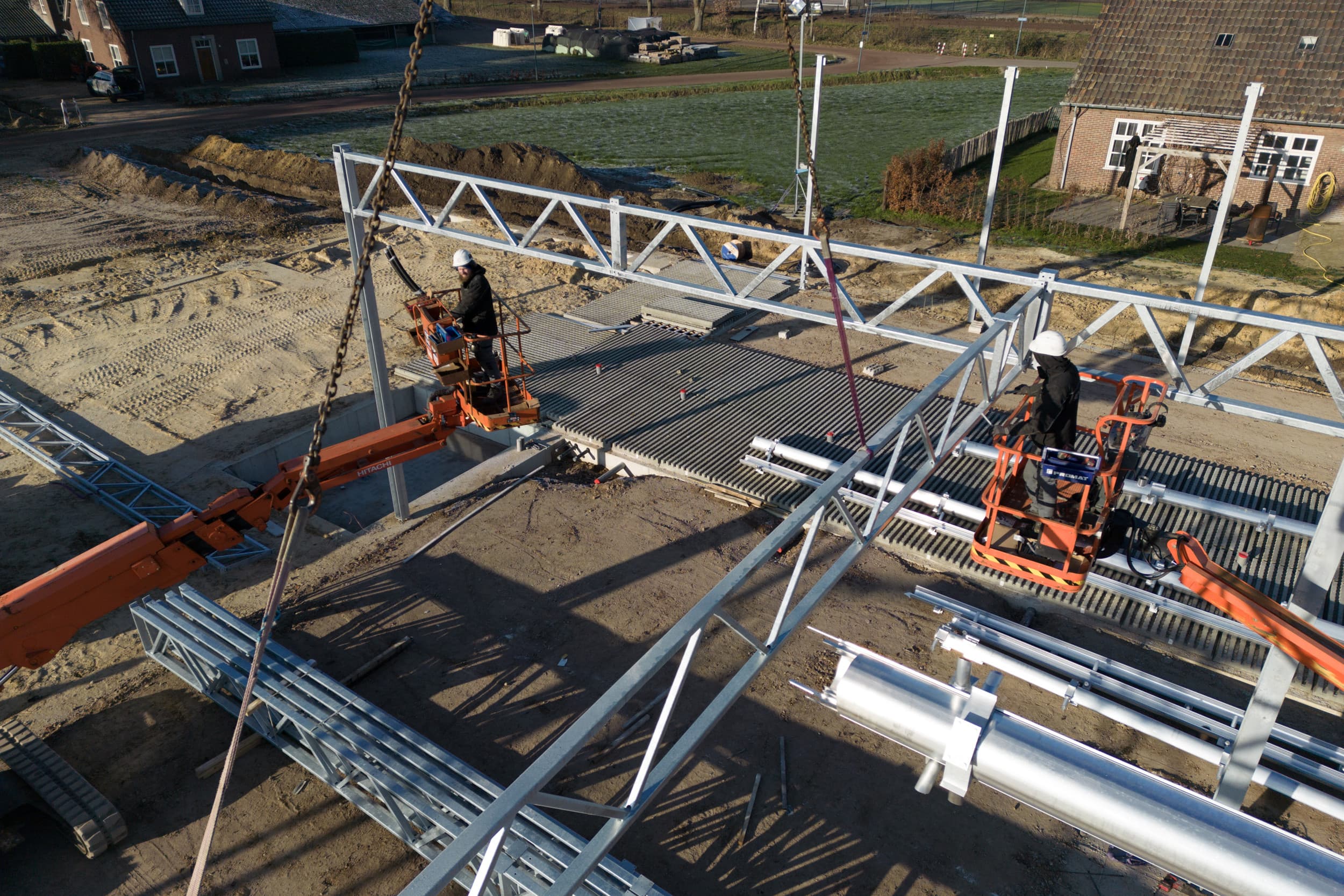 Nieuwbouw van een stal. Wie een bedrijf wil uitbreiden of anders inrichten, moet daarvoor een vergunning aanvragen, ook als intern salderen mogelijk is. Foto: Bert Jansen