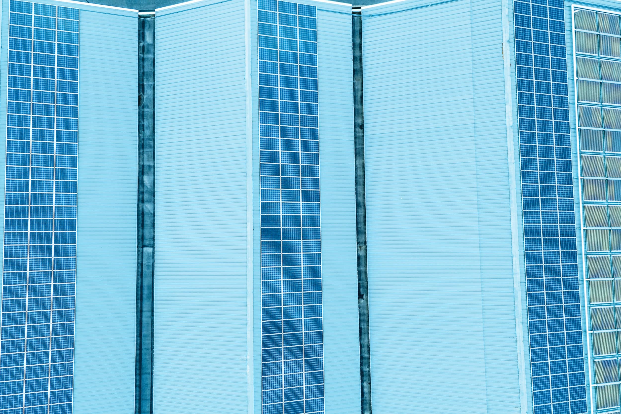 Zonnepanelen op een staldak. Een Kamermeerderheid wil de SDE++-subsidie ook na 2027 behouden. Foto: Mark Pasveer