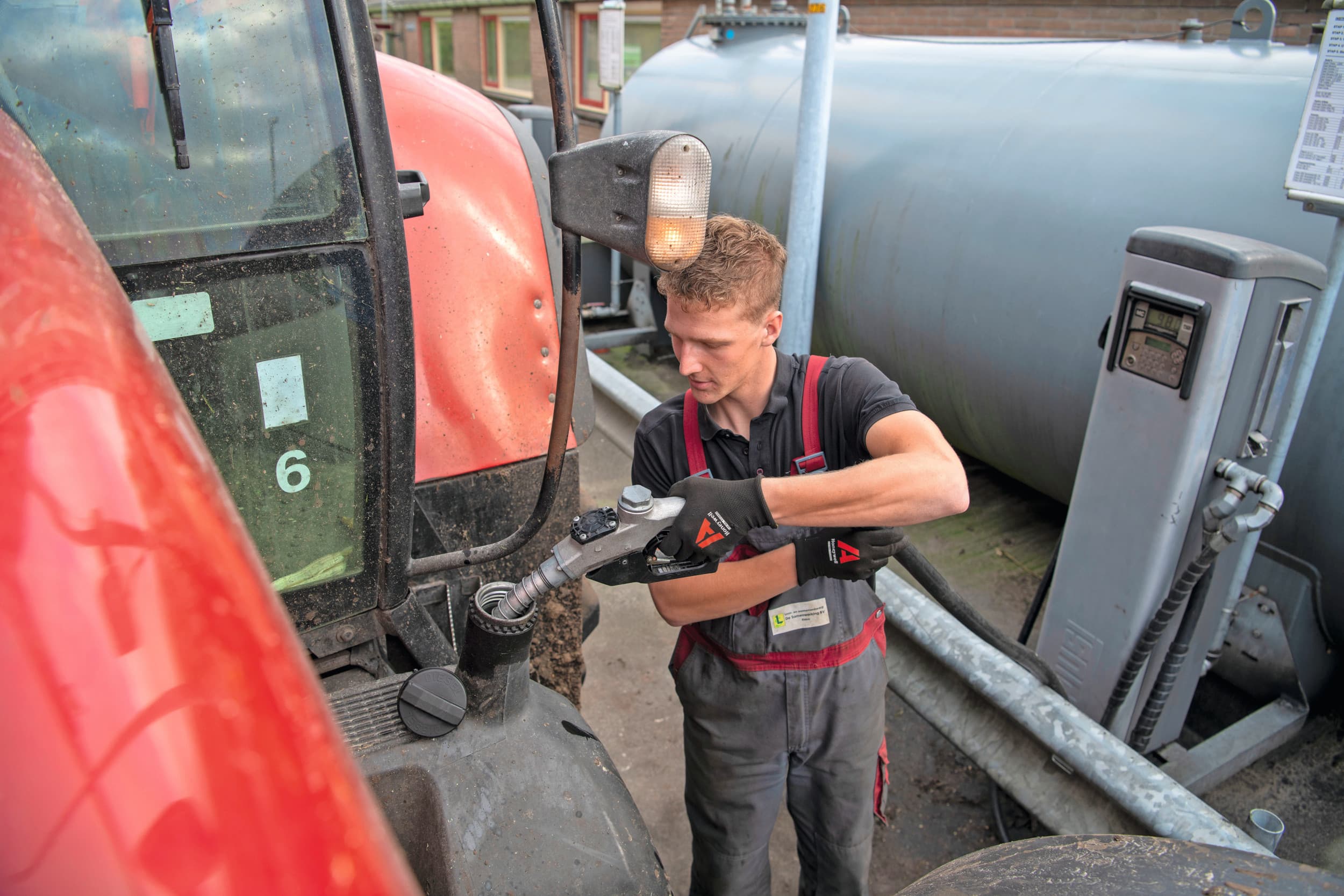 Diesel tanken. Foto: Mark Pasveer