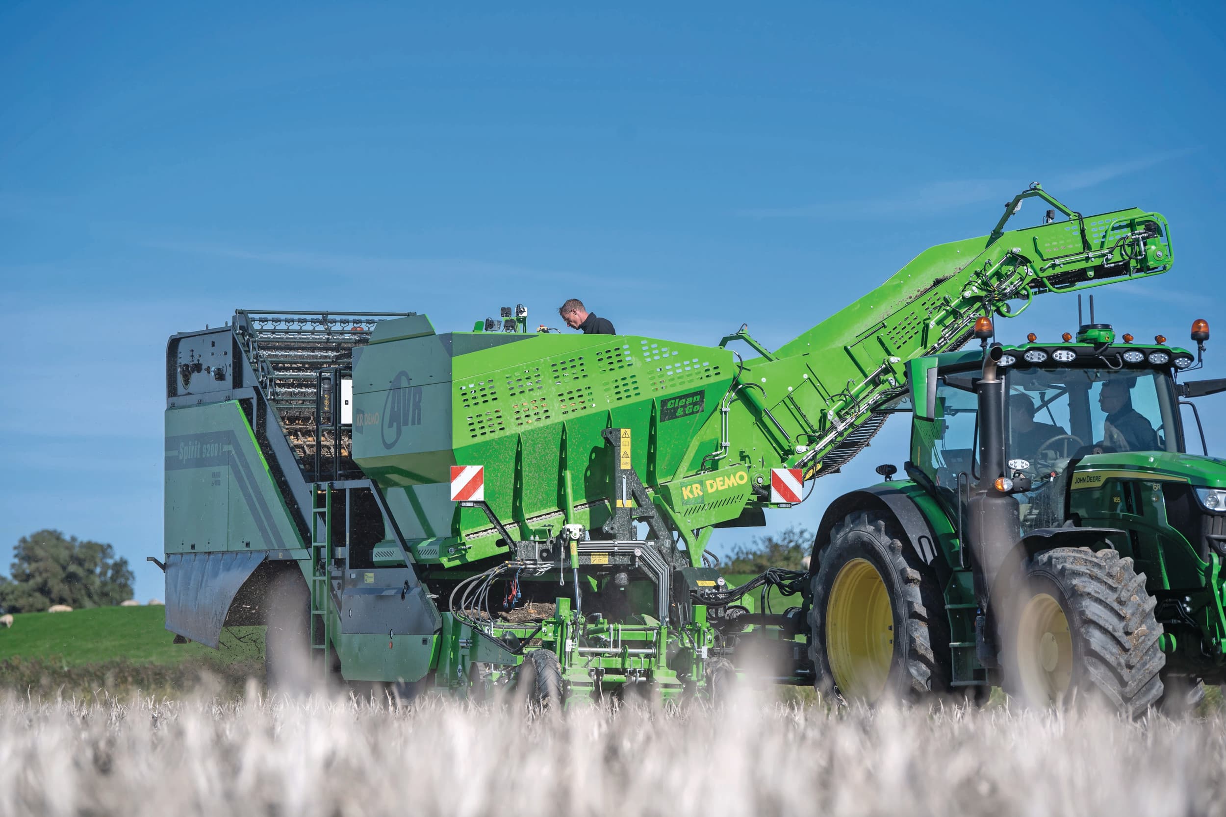 De Spirit 9200i VW is het topmodel getrokken tweerijers bij AVR. In de basis is de machine al meer dan tien jaar op de markt en daardoor beproefd. ISOBUS en een nieuwe 8-tons Clean&Go rijdend-lossen-bunker zijn nu een belangrijke doorontwikkeling. In het noorden van het land maakt de machine dit seizoen een demotoer bij verschillende bedrijven. Foto's: Mark Pasveer
