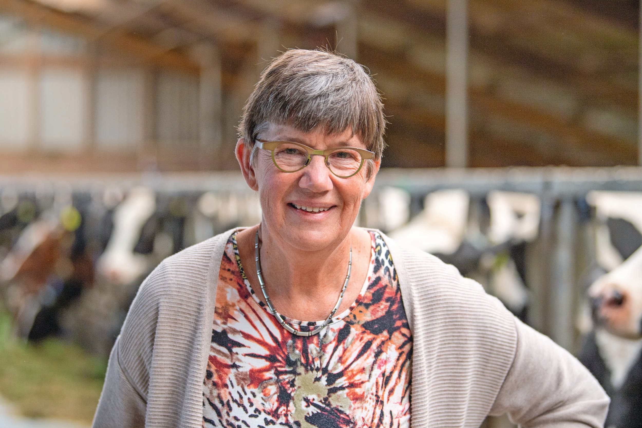 Dieuwke Visser (65) woont en werkt samen met haar man Piet (69) op melkvee- en recreatiebedrijf Aldwar in Gaastmeer (Fr.). Hun zoon Anne Pieter heeft het bedrijf overgenomen. Foto’s: Mark Pasveer