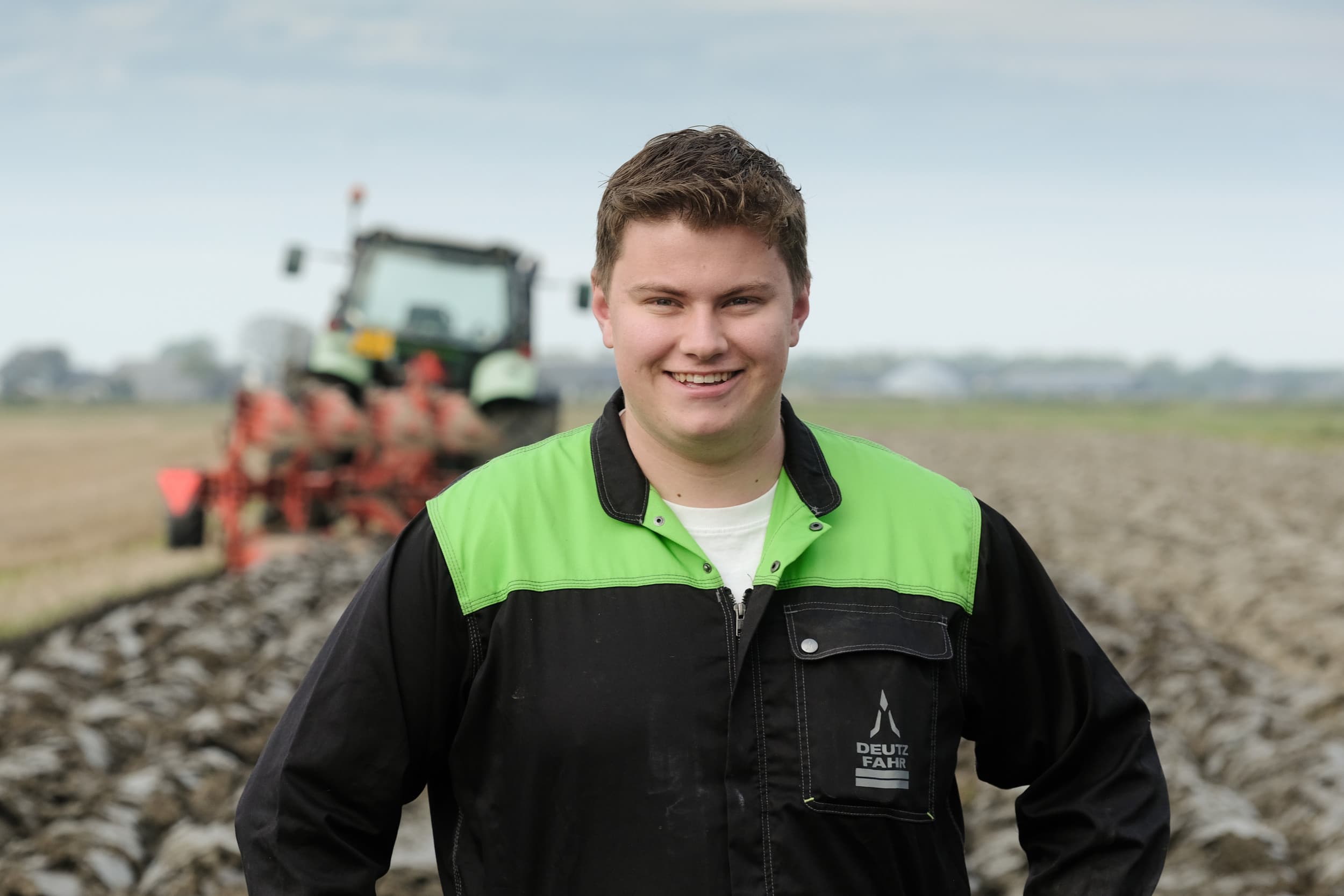 Pieter de Lange (20) woont in Huizinge (Gr.). Sinds begin dit jaar vormt hij met zijn stiefvader Rob een v.o.f. Ze hebben 65 melkkoeien en 70 hectare akkerbouw. Foto’s: Jan Willem van Vliet