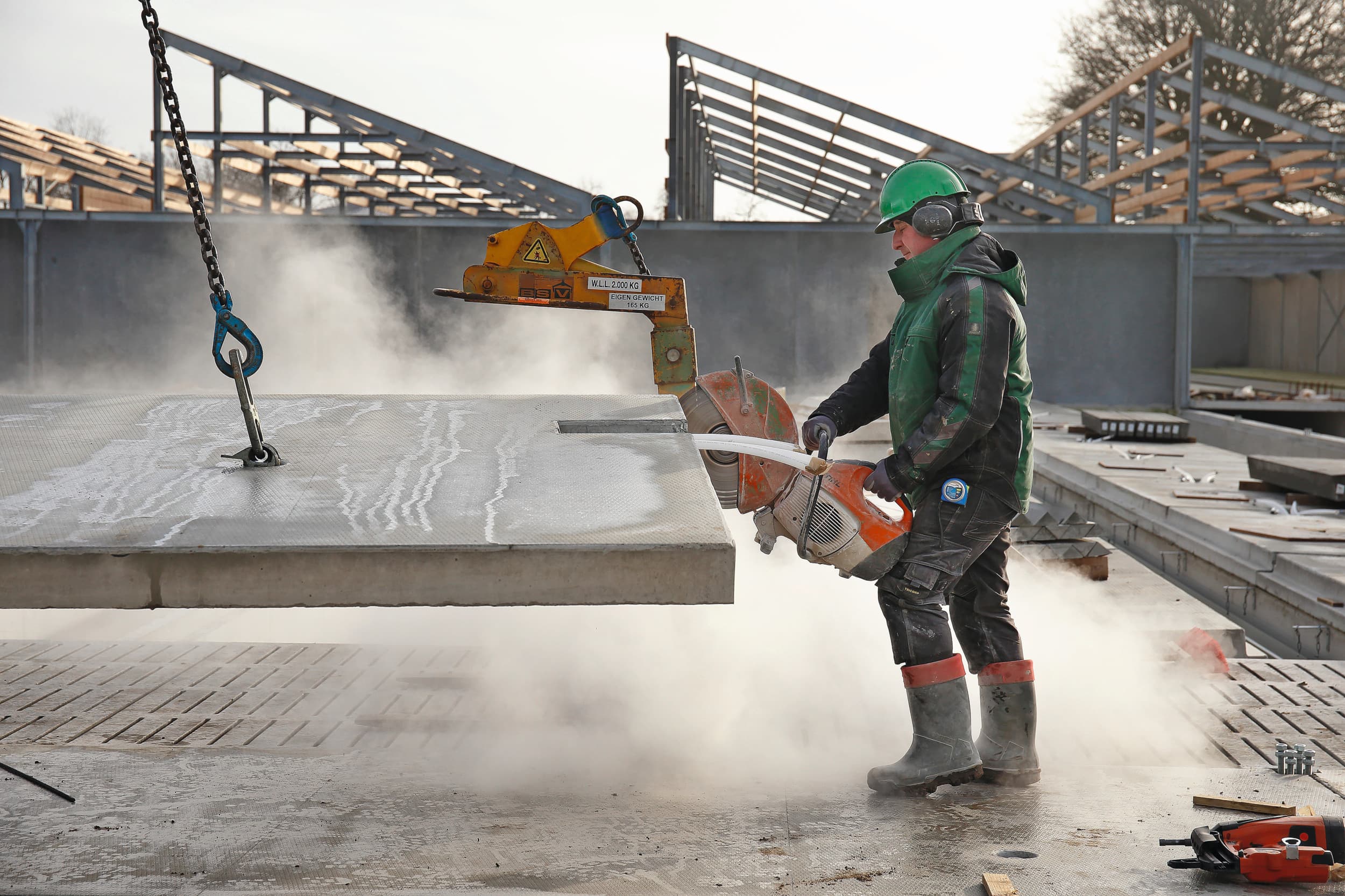 Bouw van een stal. Onder andere in de bouw zijn veel zzp’ers actief. Foto: Hans Prinsen