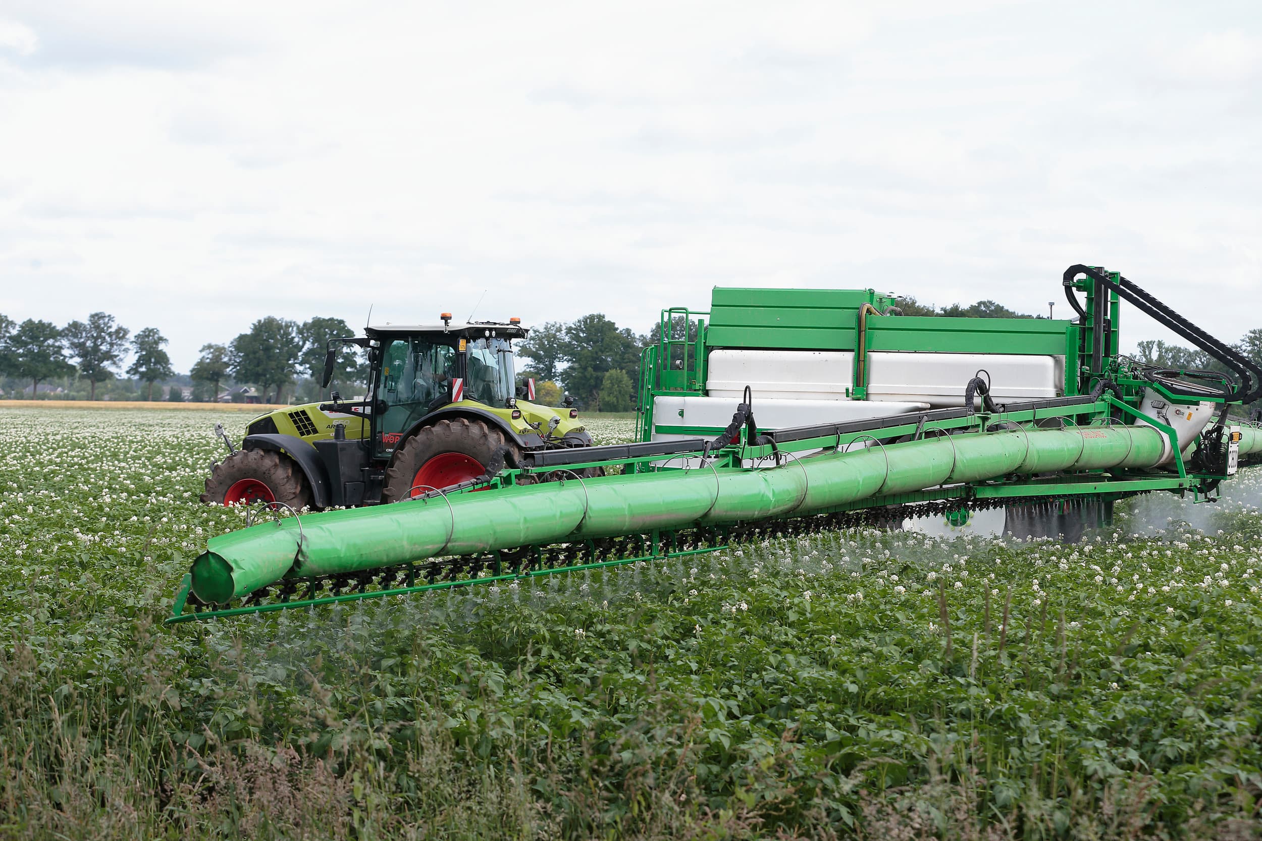 Loonbedrijf Wopa in Zieuwent (Gld.) spuit een perceel aardappelen tegen phytophthora. Het loonbedrijf hanteert het stramien mengen en afwisselen om phytophthora de baas te blijven. Foto: Hans Prinsen