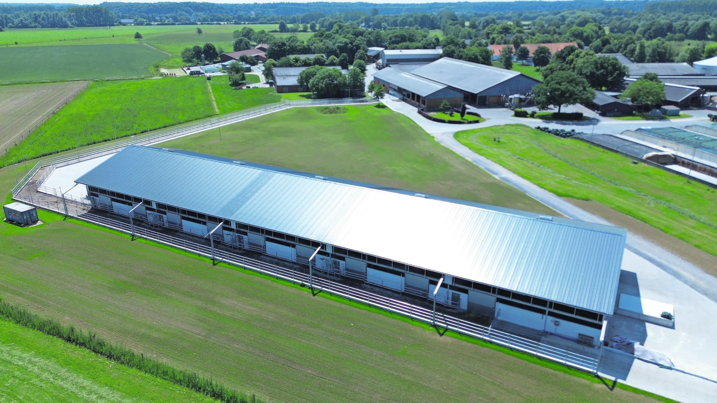 De nieuwe TUI-stal van Haus Riswick. Deze stal is volledig vrij geplaatst van andere bebouwing om emissiemetingen niet te beïnvloeden. Foto: Henk Riswick