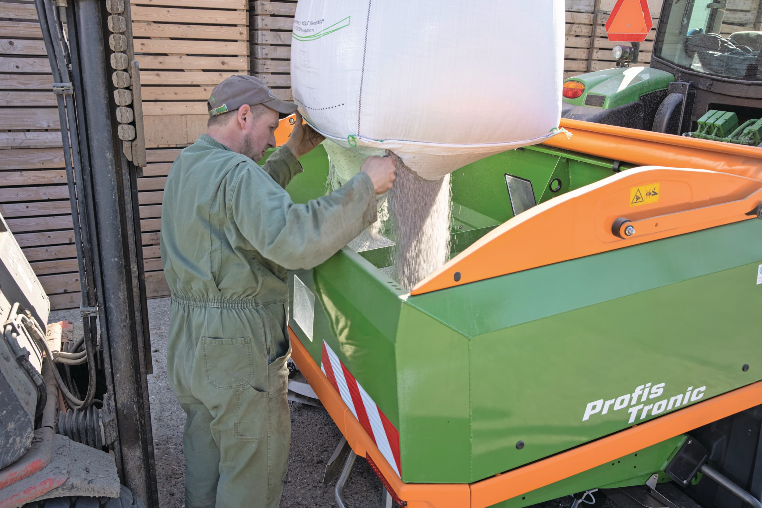 Akkerbouwers en veehouders betalen inmiddels meer voor de kunstmest. Fabrikanten proberen zoveel mogelijk product weg te zetten. Daarbij zoeken ze een balans tussen het doorberekenen van hogere kosten en een interessante prijs in de markt zetten waarbij afnemende partijen de opslag willen betalen. Foto: Peter Roek