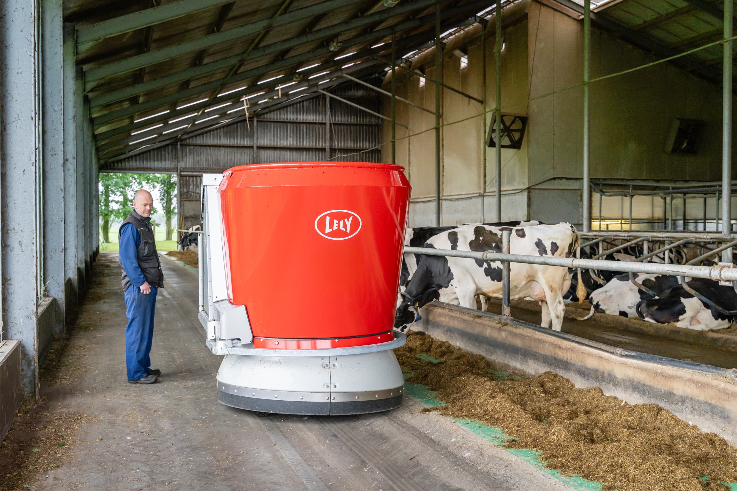 Besparing op arbeid en secuur kunnen voeren, ook van kleine groepen met jongvee en droge koeien, en stabiele rantsoenen zijn belangrijke voordelen van automatisch voeren. Foto: Andrea van Schaijk