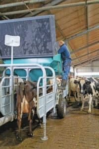 Thibaudier schafte een mobiel krachtvoerstation voor de weideperiode aan. In de stalperiode zet hij het station op stal om verse koeien bij te voeren met sojaschilfers.