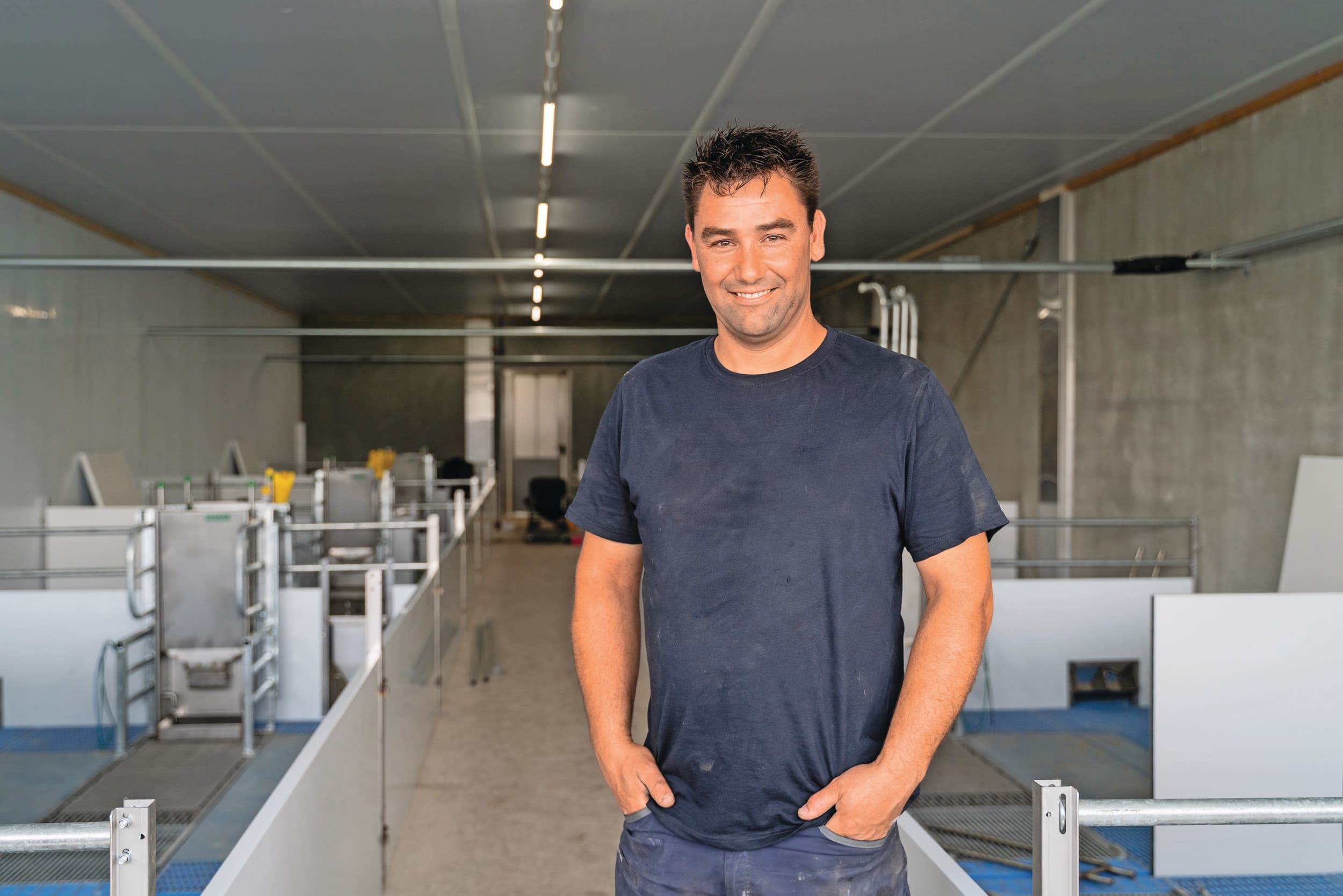 Michel Pol (37) in Drijber heeft een nieuwe vrijloopkraamstal gebouwd met 176 kraamopfokhokken. Uniek aan de stal is dat er gekozen is voor een beweegbare vloer. In de nieuwe kraamstal is gekozen is voor een beweegbare vloer. Pol heeft zelf meegedacht over het ontwerp van het kraamhok. Foto's: Andrea van Schaik Fotografie