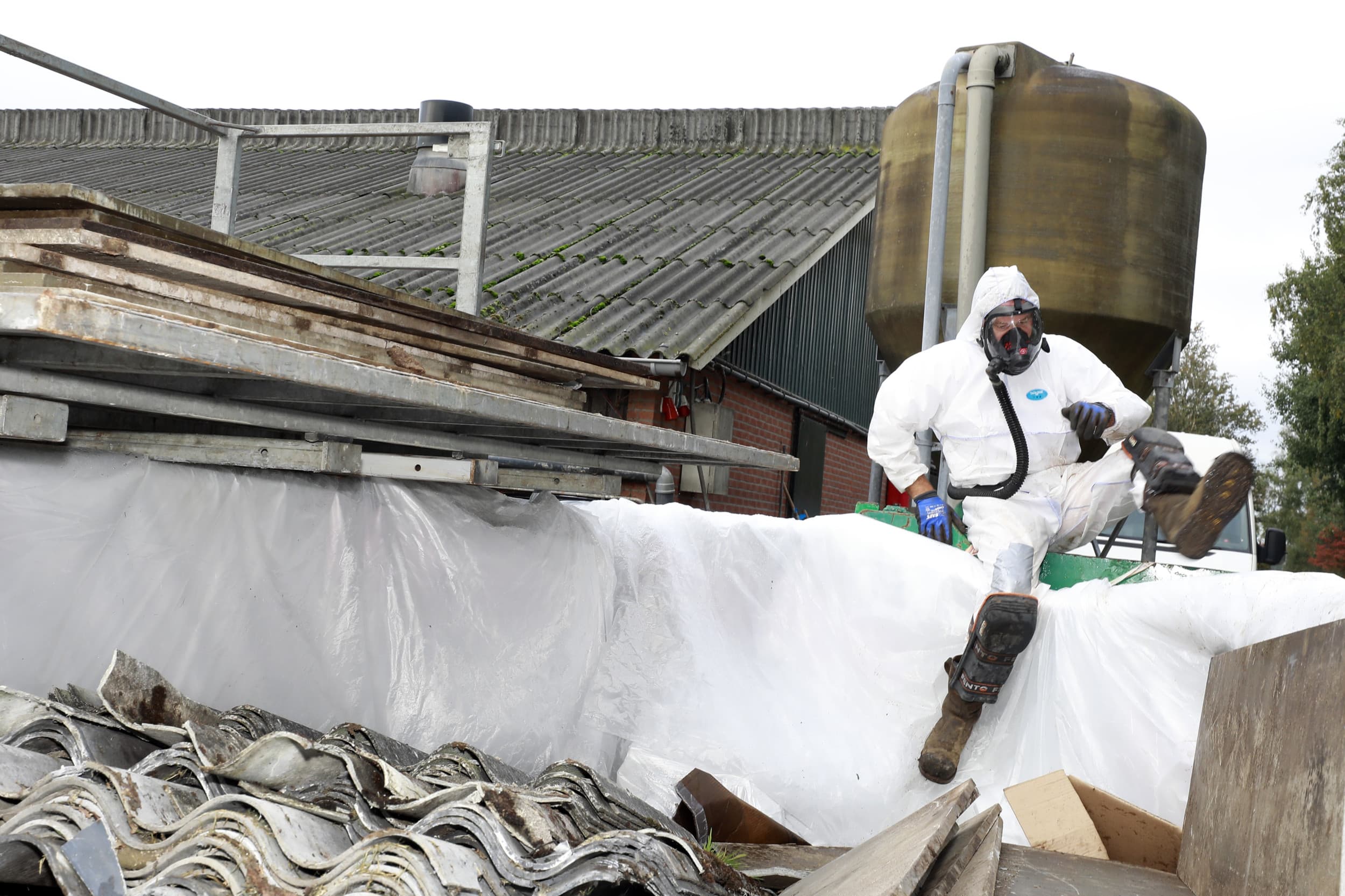 Ondernemers die meedoen aan de stoppersregelingen moeten alle stallen afbreken. Herbestemmen is dan nodig. Ondernemers moeten belasting betalen over de stakingswinst. Foto: Ruud Ploeg