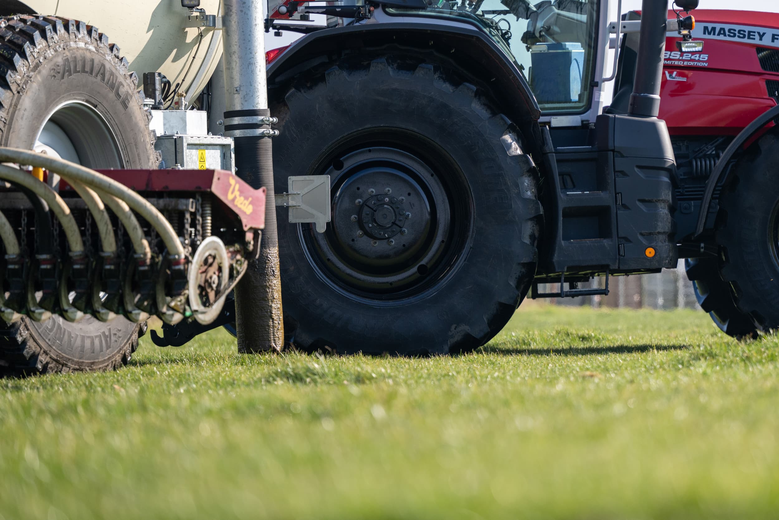 Uitrijden van mest moet emissiearm gebeuren, anders kan dit leiden tot een GLB-korting. Foto ter illustratie. Foto: Michel Velderman