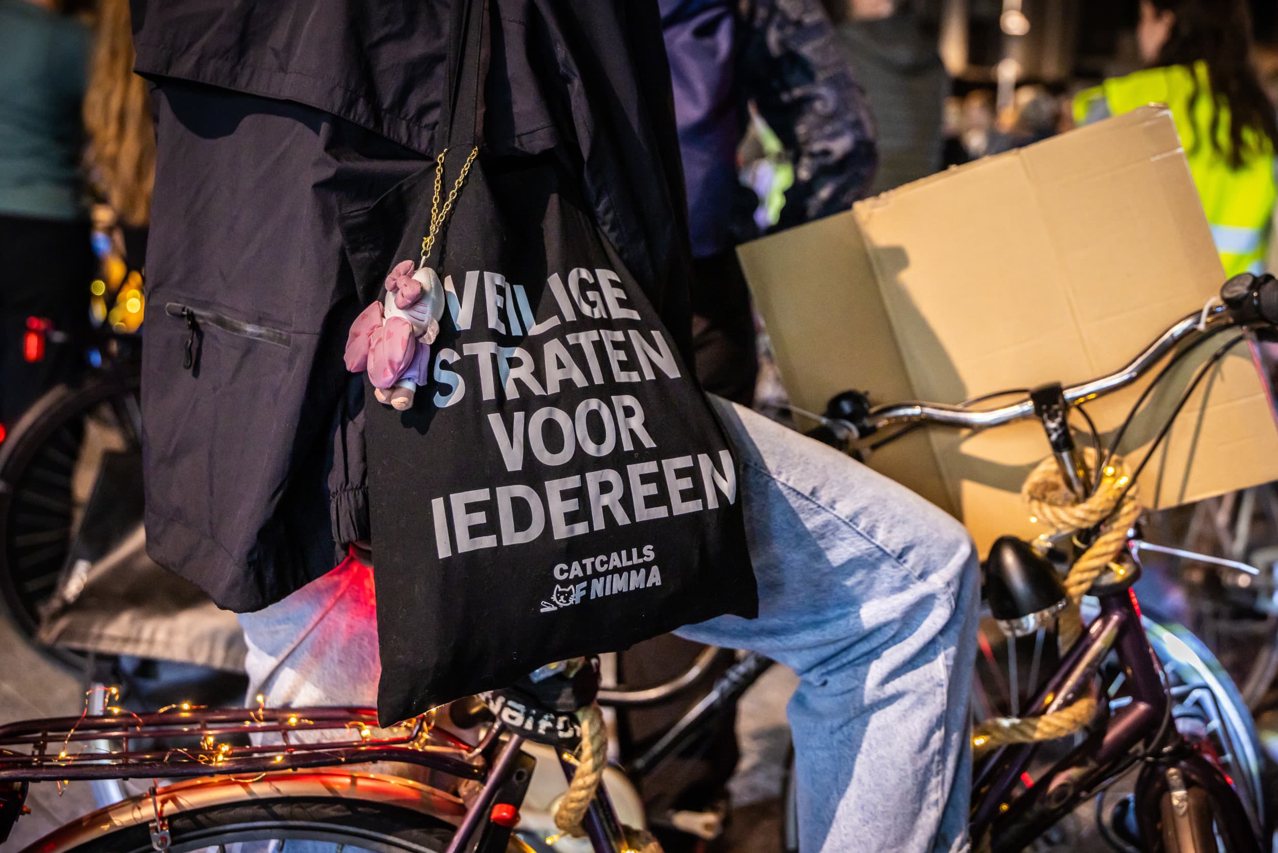 Deelnemers fietsen in een verlichte stoet door Nijmegen tijdens de actie ‘De nacht is ook van ons’, die aandacht vraagt voor onveilige straten en onveilig gedrag. Foto: ANP