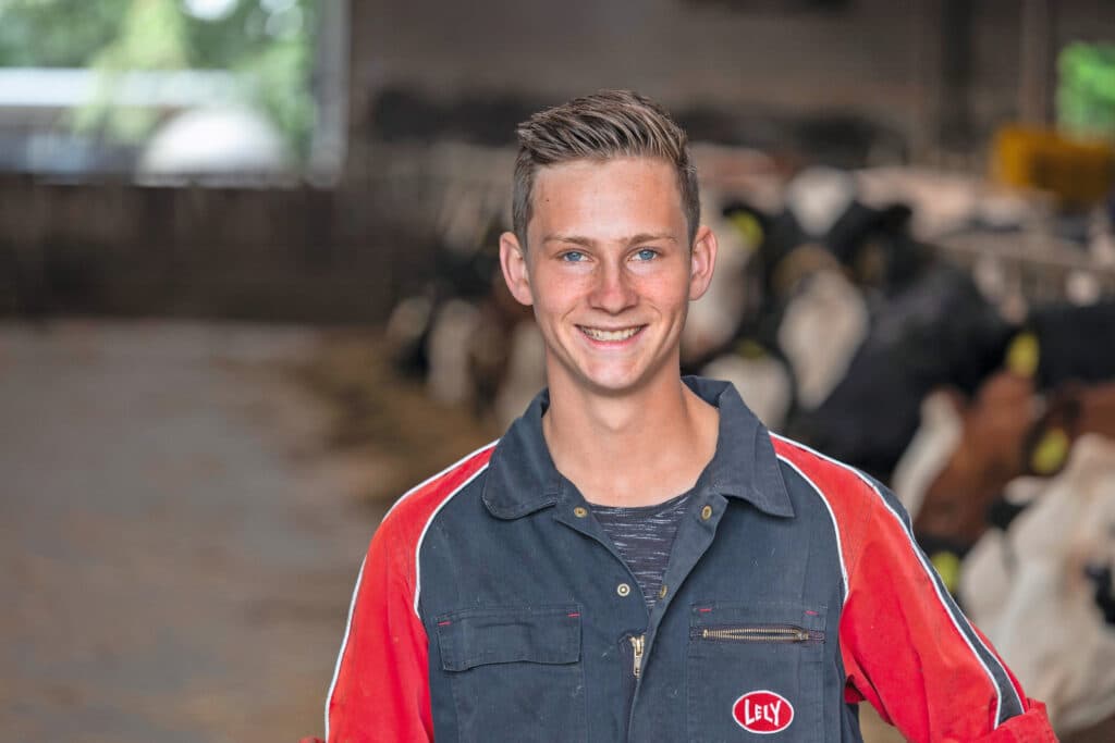 Rens Mulder (19) woont in Nieuwerbrug aan den Rijn (ZH). Hij zit met zijn ouders in maatschap. Ze houden 90 melkkoeien op 50 ha.