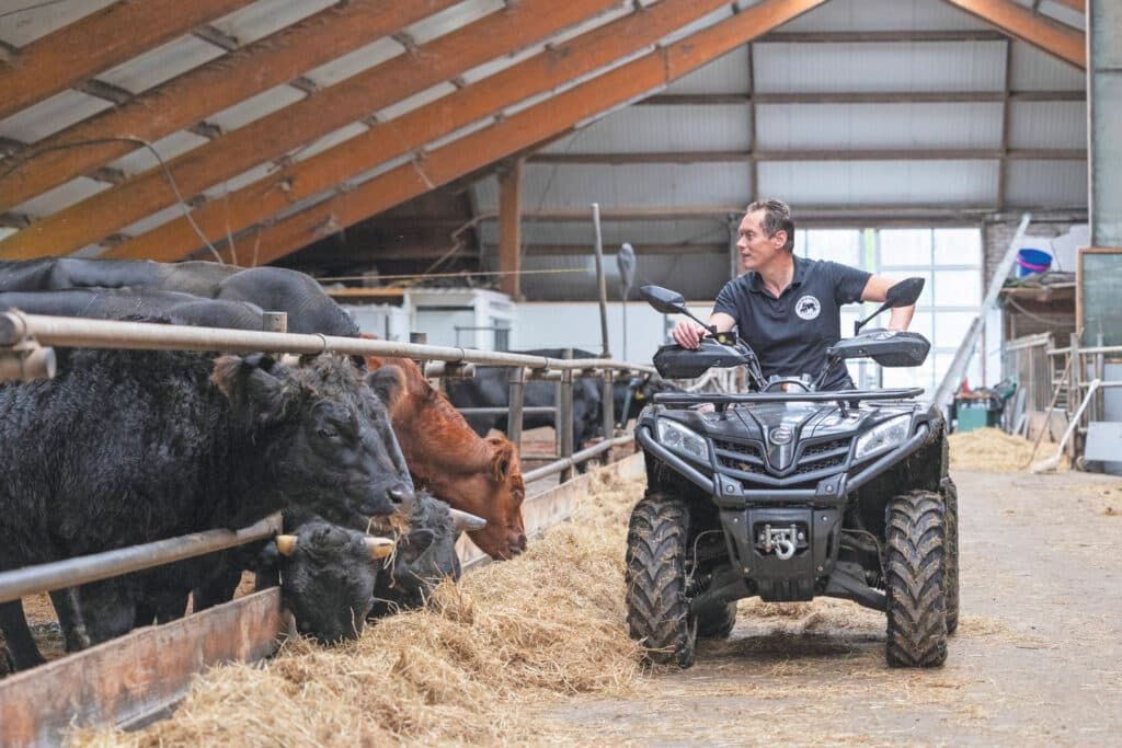 De omschakeling naar vleesvee met neventakken ging niet makkelijk. Er lag een compleet plan, maar het regelen van vergunningen bij gemeente en provincie was een enorm gedoe, aldus Pieter.