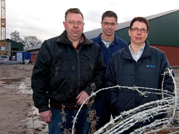 De kap van de stal is gemaakt van houten spanten. De houten overspanning kan de geplande zonnepanelen voor alternatieve energieopwekking zeker dragen.