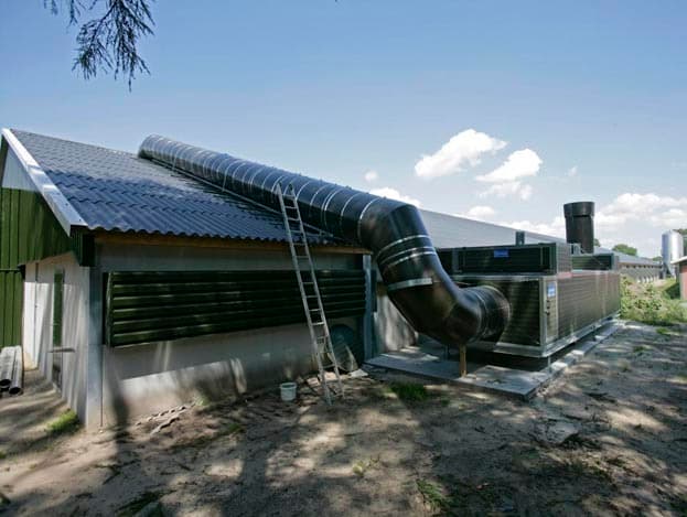 Een waterleiding van 5 cm dikte gebruikt Vierhouten bij het schoonmaken. Als de mest eruit is, kan hij met lage druk de stal met eigen water inweken.