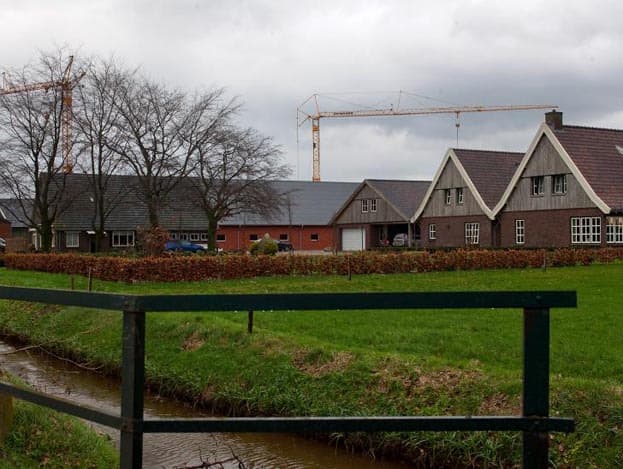 De nieuwe vleesvarkensstal voor 2.100 vleesvarkens is bijna klaar. De stal is in Duitse, degelijke stijl gebouwd, en met verrassende details: geconditioneerde luchtinlaat, stoffen voersilo s en overdekte sleufsilo s voor opslag van CCM.