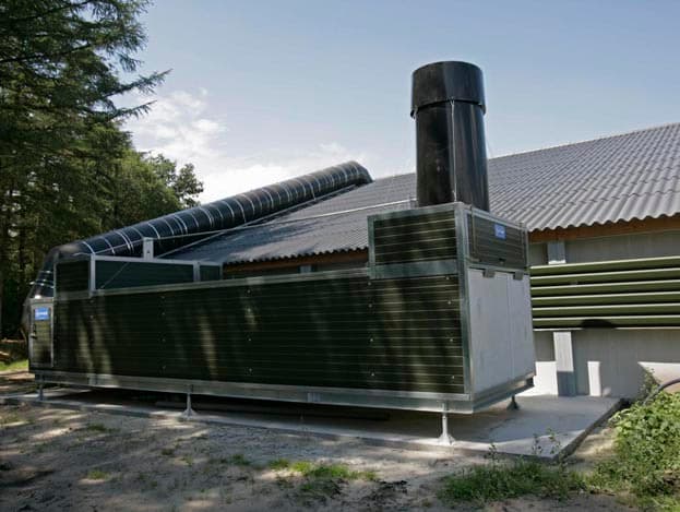 Wim Vierhouten (38) houdt samen met zijn ouders in Lettele (Ov.) na de nieuwbouw 90.000 Ross-vleeskuikens. De nieuwe stal, 25 meter breed en 90 meter lang, werkt met lengteventilatie, zodat de buren minimaal last hebben van de kuikens.<br> <br><i>Foto's: Jan Willem Schouten, tekst: Judith Waninge</i>