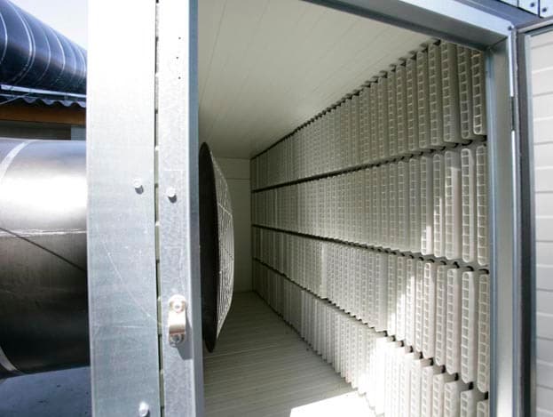 Vierhouten heeft gekozen voor vier Wesselmann-kachels(http://wesselmann.nl/index.php) in de stal. Drie kachels van 60 kW en voor in de stal een kachel van 70 kW.  Hier voorin tocht het waarschijnlijk iets meer doordat hier de schuifdeur zit voor het laden en lossen , geeft Vierhouten aan. Vier HR-ketels zorgen ervoor dat water van 70 tot 90 graden door de lamellen in de Wesselmann-kachels stroomt en hierdoor de stal opwarmt.
