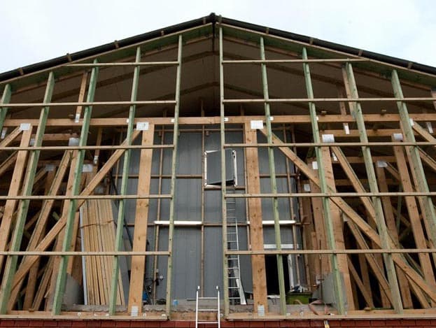 De nieuwe vleesvarkensstal is in de plaats van een oude ligboxenstal gebouwd. De nieuwe stal is tegen een bestaande vleesvarkensstal voor 660 dieren geplaatst, zodat de voerleidingen en ventilatie gecombineerd kunnen worden.