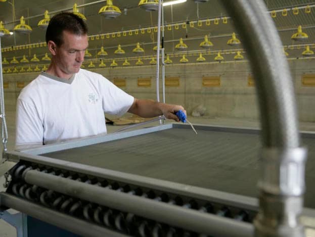 De hogedrukleiding met meerdere aansluitingen is ook aan de zijkant van de stal gemonteerd. Vierhouten geeft aan dat hij bewust heeft gekozen om alles aan de prefabzijmuren te monteren. Bij storingen kan hij de reparaties eenvoudig zelf uitvoeren. De eerste kuikens komen op 13 augustus in de stal.