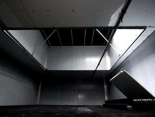 De vieze stallucht komt via de vijf ventilatoren binnen in de drukkamer onder de luchtwasser. Er zijn twee pakketten van 60 en 30 centimeter waar de lucht is gewassen. De luchtwasser heeft iets overcapaciteit en weinig weerstand, en hierdoor is het stroomverbruik minimaal.