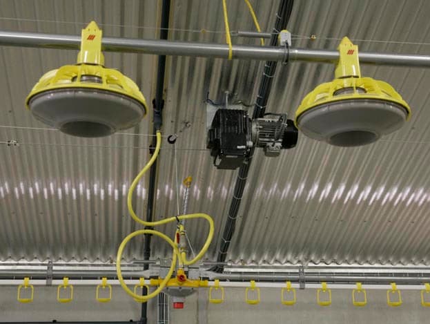 De warmtewisselaar van <a href="http://www.agrosupply.com/nl/producten/klimaat-verbetering/agro-clima-unit-voor-vleeskuikens/">Agrosupply</a> heeft een capaciteit van 20.000 kuub per uur. De warme stallucht warmt de frisse binnenkomende lucht op en verspreidt deze door de stal. De luchtstromen hebben geen contact met elkaar in de warmtewisselaar.
