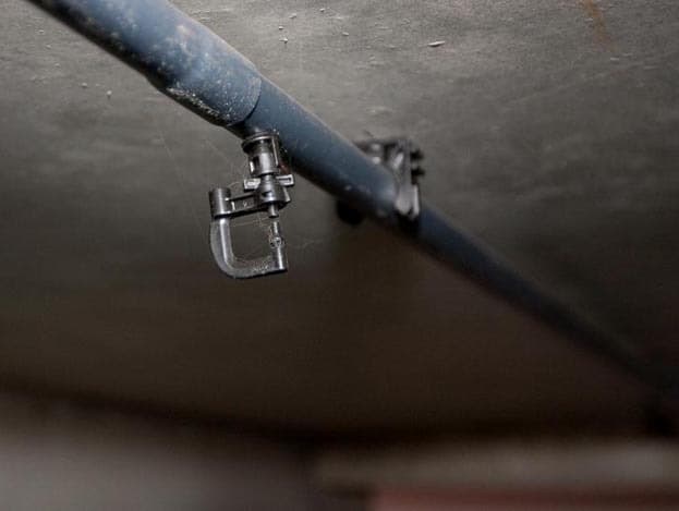 De gehele stal, inclusief voerkeuken, heeft Timmerhuis voor ¬ 460 per vleesvarkensplaats kunnen bouwen.  <br>Op vrijdag 11 december kunt u deze en meerdere details bekijken op de <a href="http://nl.forfarmers.eu/agenda/item.php?AgendaID=697&SectorID=102">open dag</a> van 13.00 tot 17.00 aan de Weitemansweg 55 in Almelo. <br>