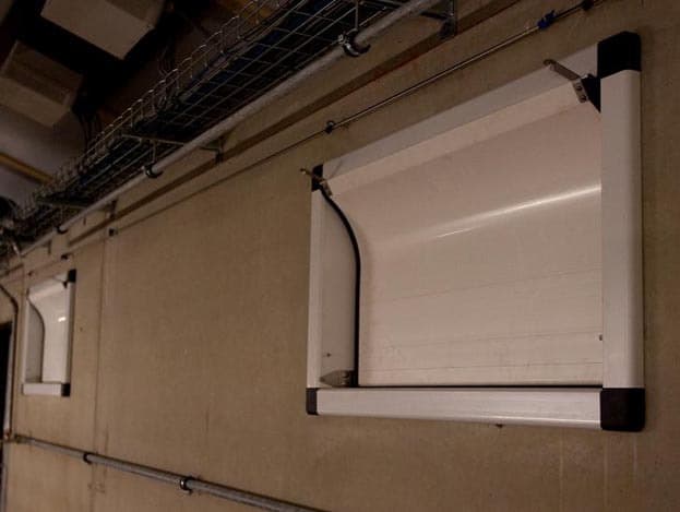 Aan de buitenzijde van de stal zijn de lichtfilters voor de inlaatventielen gemonteerd, zodat er geen direct zonlicht in de stal schijnt.