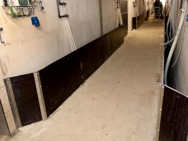 In de voerkeuken is een kegelmenger van 10 kuub inhoud geplaatst. De aanvullende grondstoffen en mengvoer slaat Timmerhuis op in stoffen voersilo s. Er zijn drie silo s van 20 ton inhoud en twee met 14 ton inhoud.