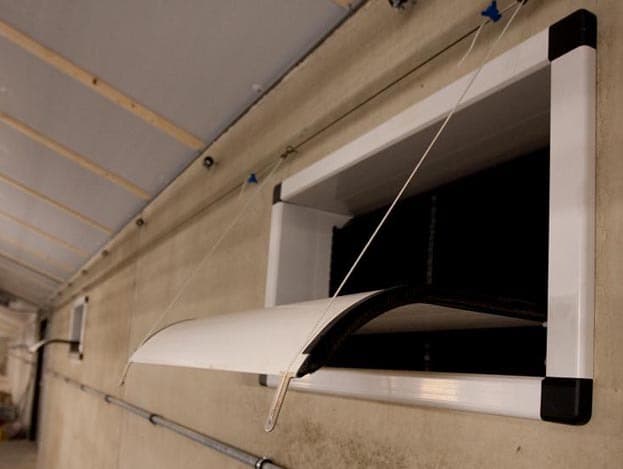 De inlaatventielen zijn computergestuurd en werken samen met zeven ventilatoren, die een capaciteit van 20.000 kuub hebben en de lucht via de wasser afvoert.