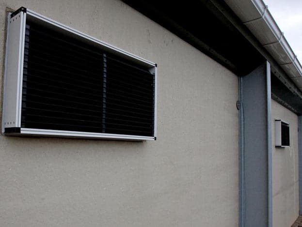In elke prefabwand bevindt zich een inlaatventiel van Scan Air; die is geleverd door Kleventa in Lichtenvoorde.