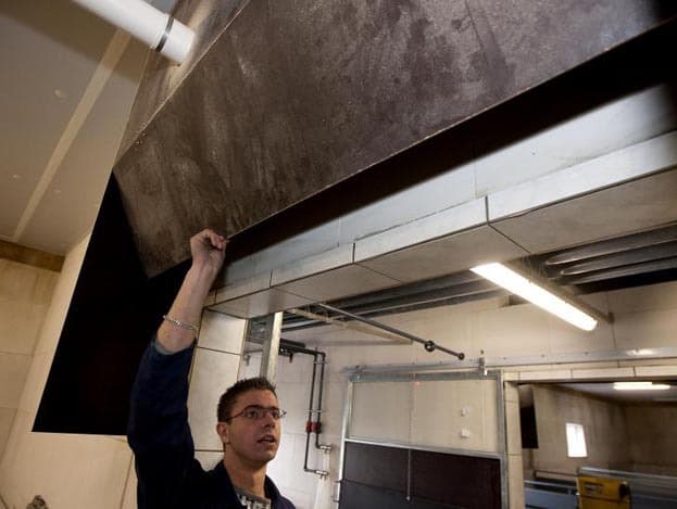De stal heeft afdeling met 12 hokken met elk ruimte voor 12 dieren op 0,8 vierkante meter. De afdeling heeft rondom Duitse tegels als wandbekleding. Dit voorkomt het  invreten  van de kalkzandstenen. De tussenwanden zijn van prefab-betonplaten met kunststofwanden er bovenop.