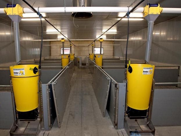 De lucht gaat via de spouw van 50 centimeter breed onder de bolle vloeren van de afdelingen door naar de centrale gang. De gestorte bakken in de spouw geven het daglicht van de grote ramen door naar de afdelingen.