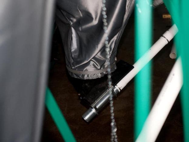 Onder de bolle vloeren is een sprinklerinstallatie aangelegd. Die is aangesloten op de klimaatcomputer. Bij een bepaalde vooraf ingestelde temperatuur en relatieve luchtvochtigheid gaan de sprinklers aan, zodat de binnenkomende lucht afkoelt.