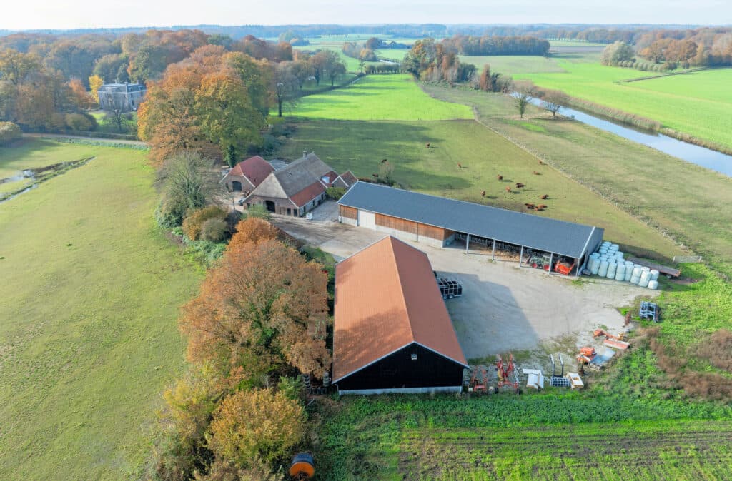 Landgoed Velhorst is al sinds de twaalfde eeuw een hoeve in Lochem. Vanaf ongeveer 1950 is hier altijd een combinatie geweest van natuur en agrarische bedrijvigheid. Op het landgoed lopen ook wandelpaden voor bezoekers.