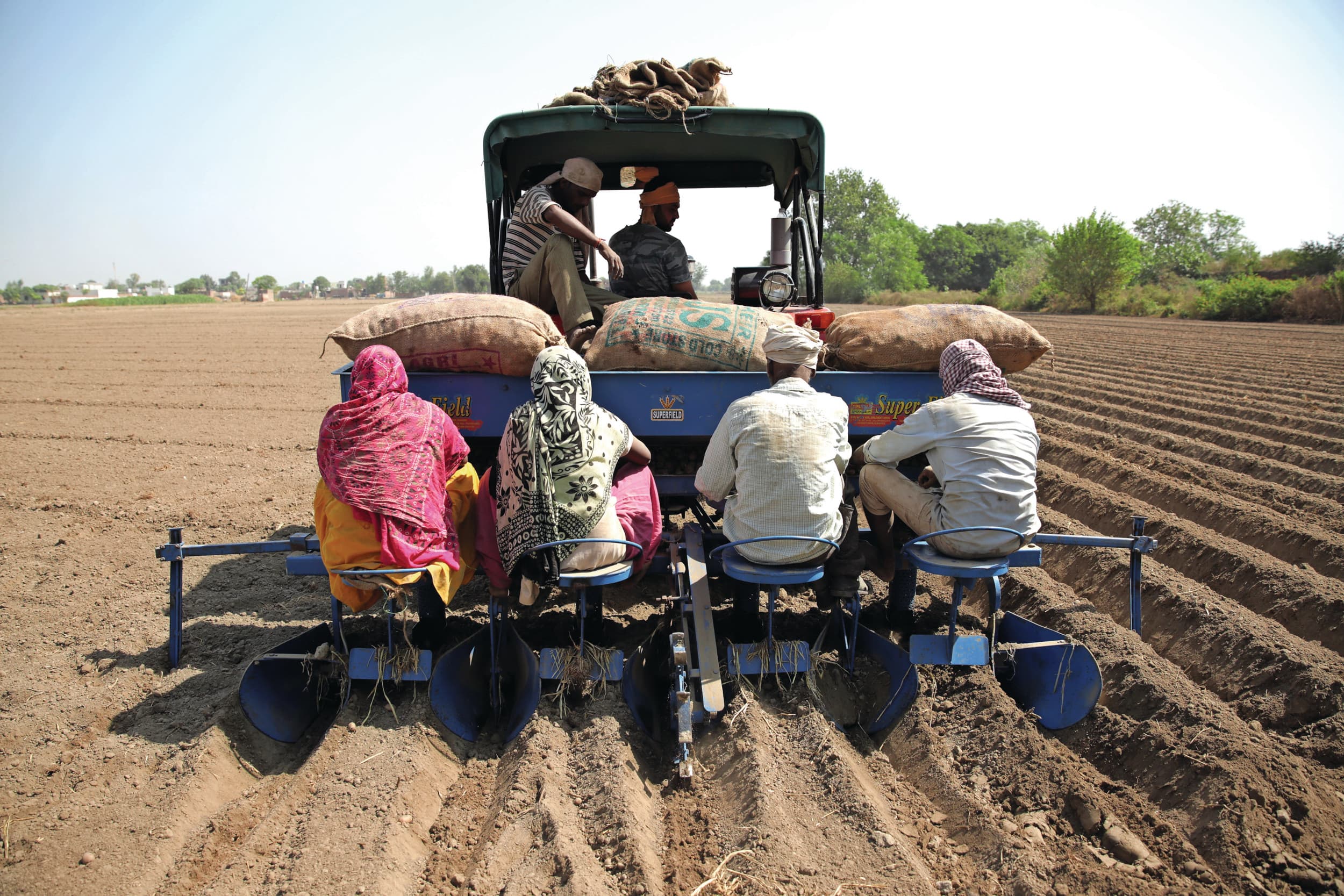 Deze oude pootmachine benadrukt het handmatige verleden van de aardappelteelt in India. Dankzij nieuwe overeenkomsten tussen India en bedrijven als AVR wordt de mechanisatie sterk gemoderniseerd en uitgebreid. Dit maakt de aardappelteelt veel efficiënter op de vaak kleine, versnipperde Indiase percelen.​ Foto: ANP
