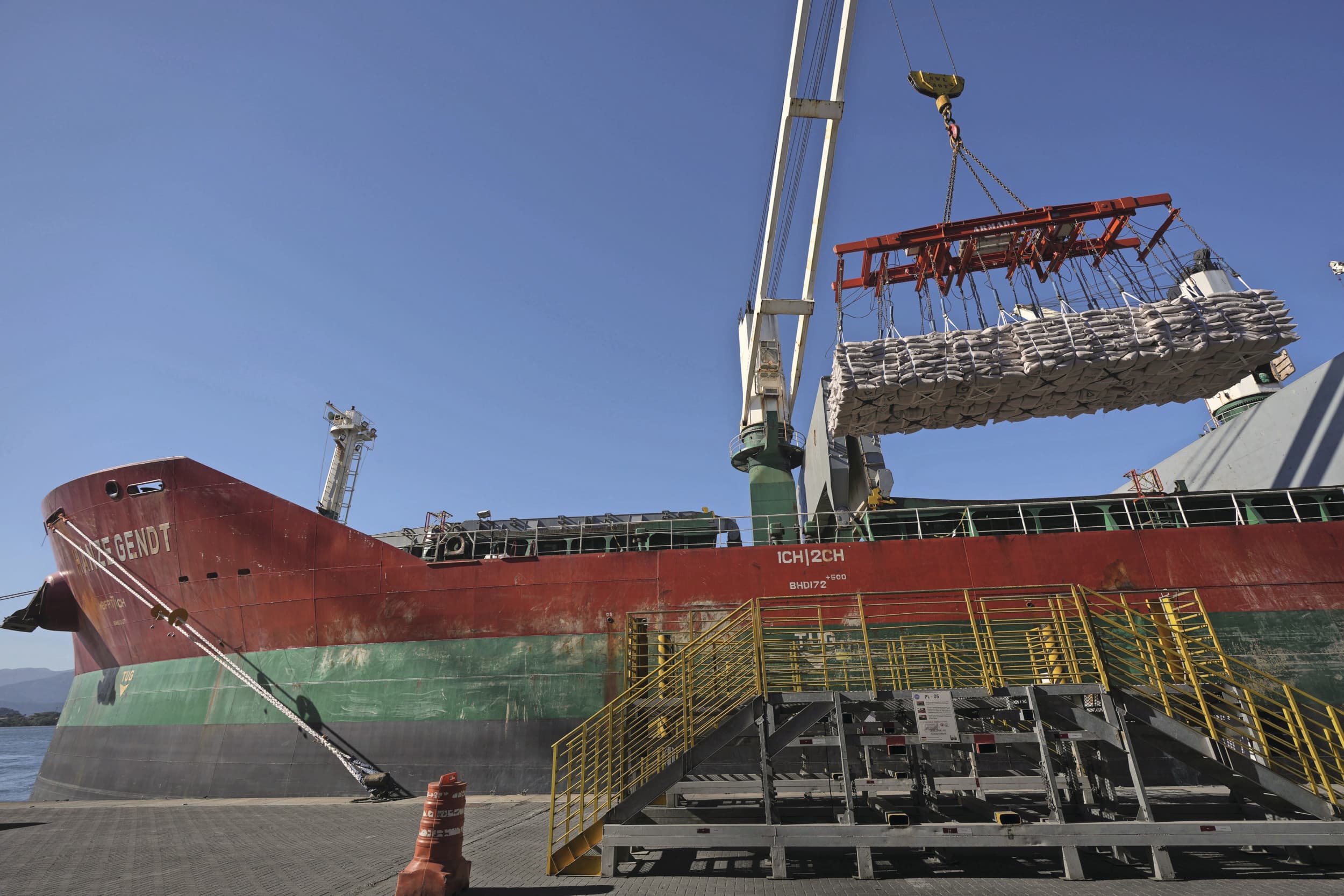 Het laden van suiker in de Braziliaanse haven van Santos. Brazilië levert veruit de meeste suiker aan fabrikanten in de Europese Unie via een speciale douaneregeling waardoor geen invoerrechten hoeven te worden betaald. Foto: ANP
