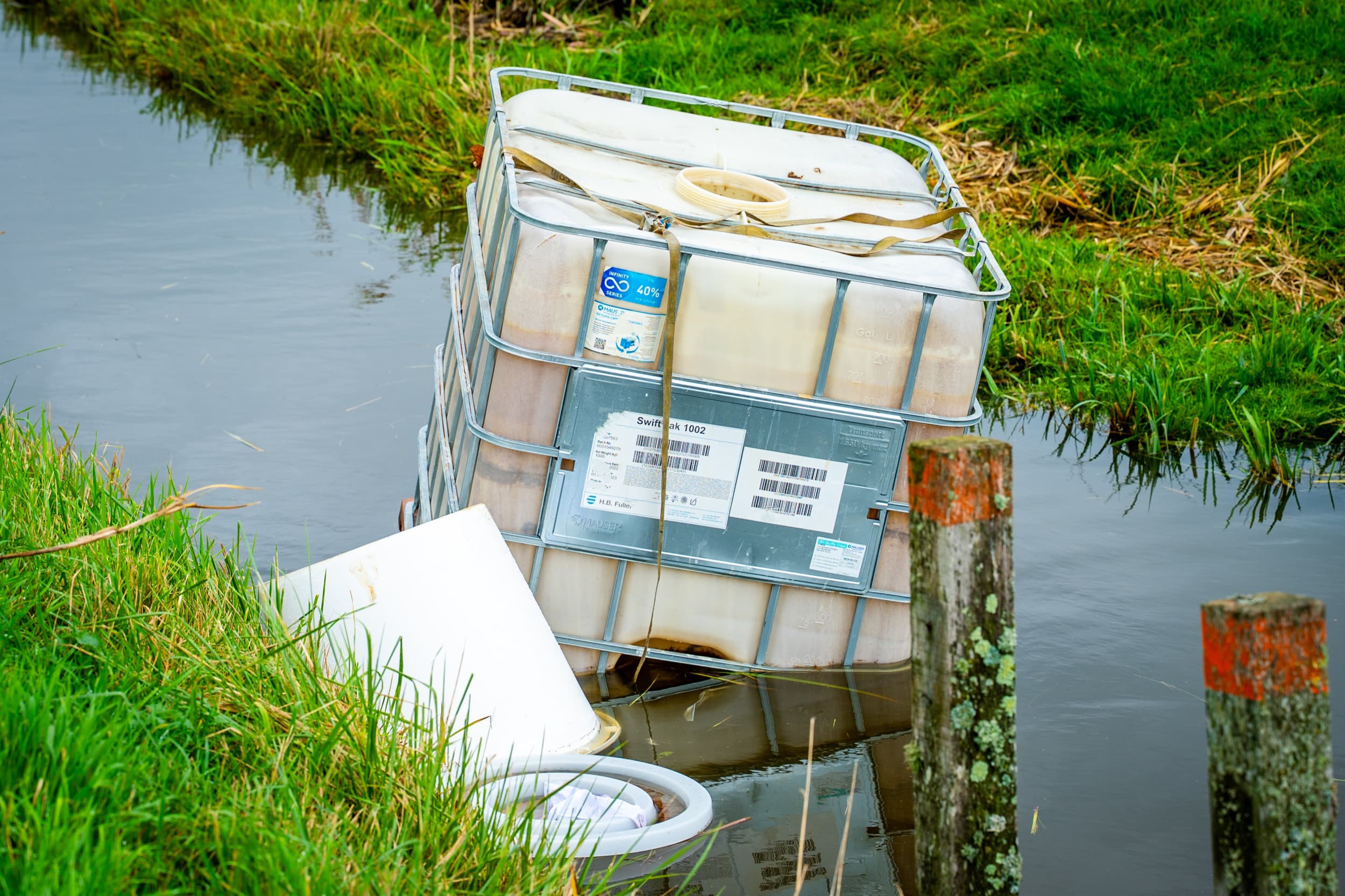 Langs de Dwarsweg bij Rijpwetering (Z.-H.) is een grote hoeveelheid afval uit een drugslaboratorium gedumpt eind oktober dit jaar. Een gespecialiseerd bedrijf ruimt het op. Foto: ANP