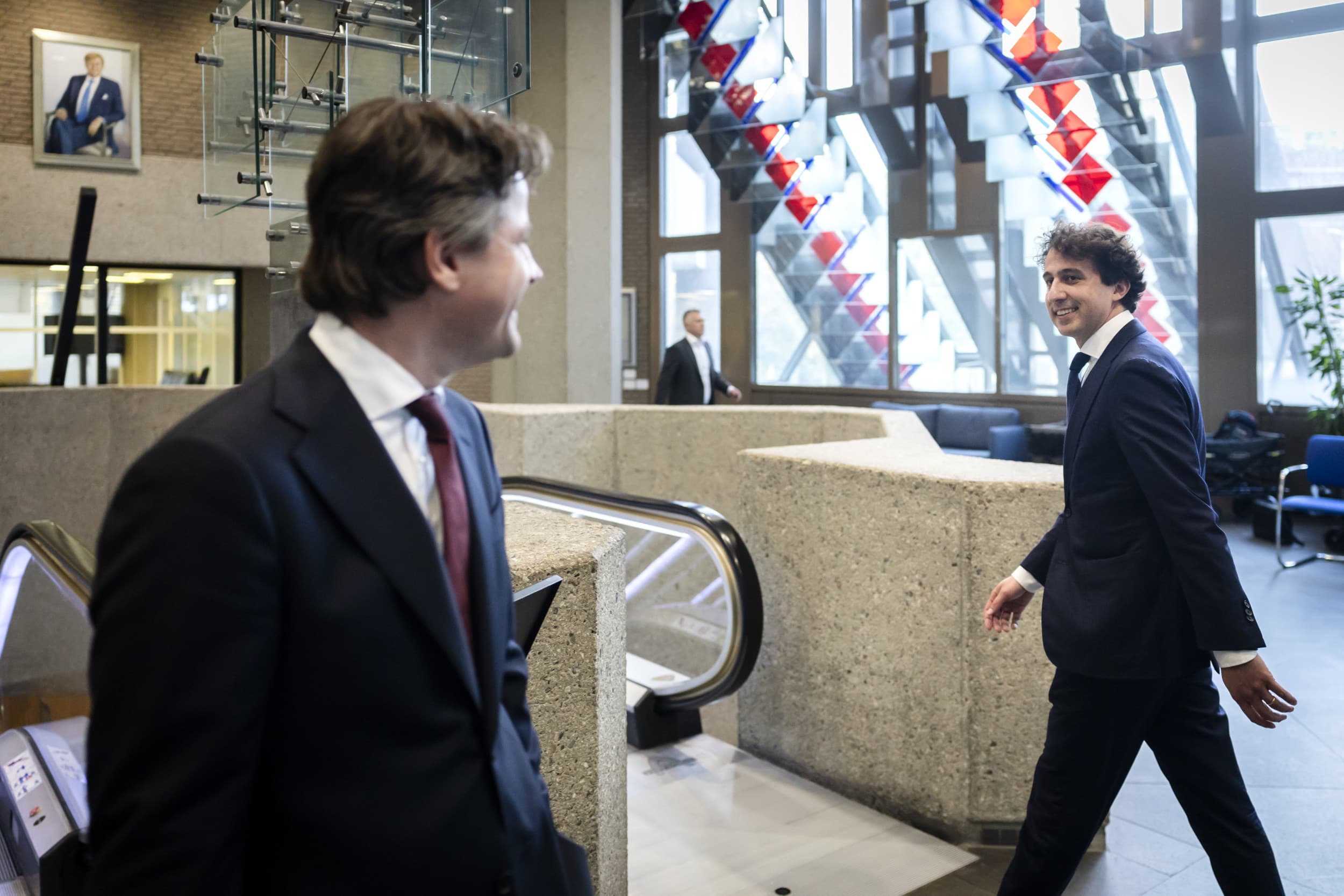 Henri Bontenbal (CDA) en Jesse Klaver (GroenLinks-PvdA) passeren elkaar bij het formatiegebied in Den Haag, waar verkenner Wouter Koolmees de eerste gesprekken met fractievoorzitters voert over de vorming van een nieuw kabinet. Foto: ANP
