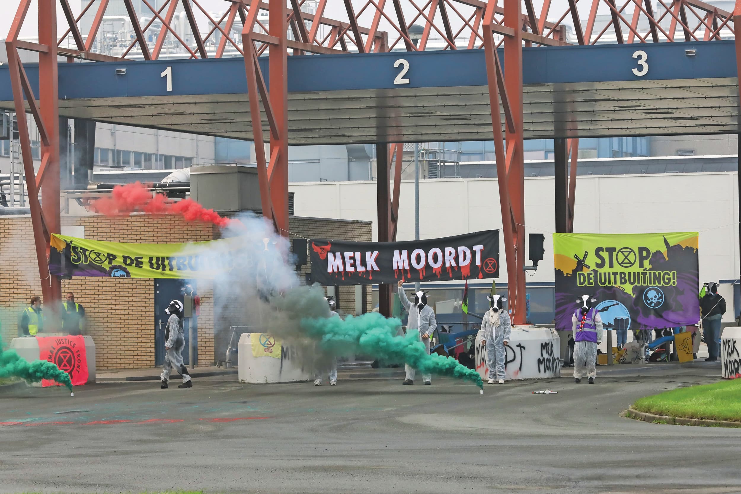 Actievoerders blokkeren de melkaanvoer bij FrieslandCampina in Leeuwarden. Foto: ANP
