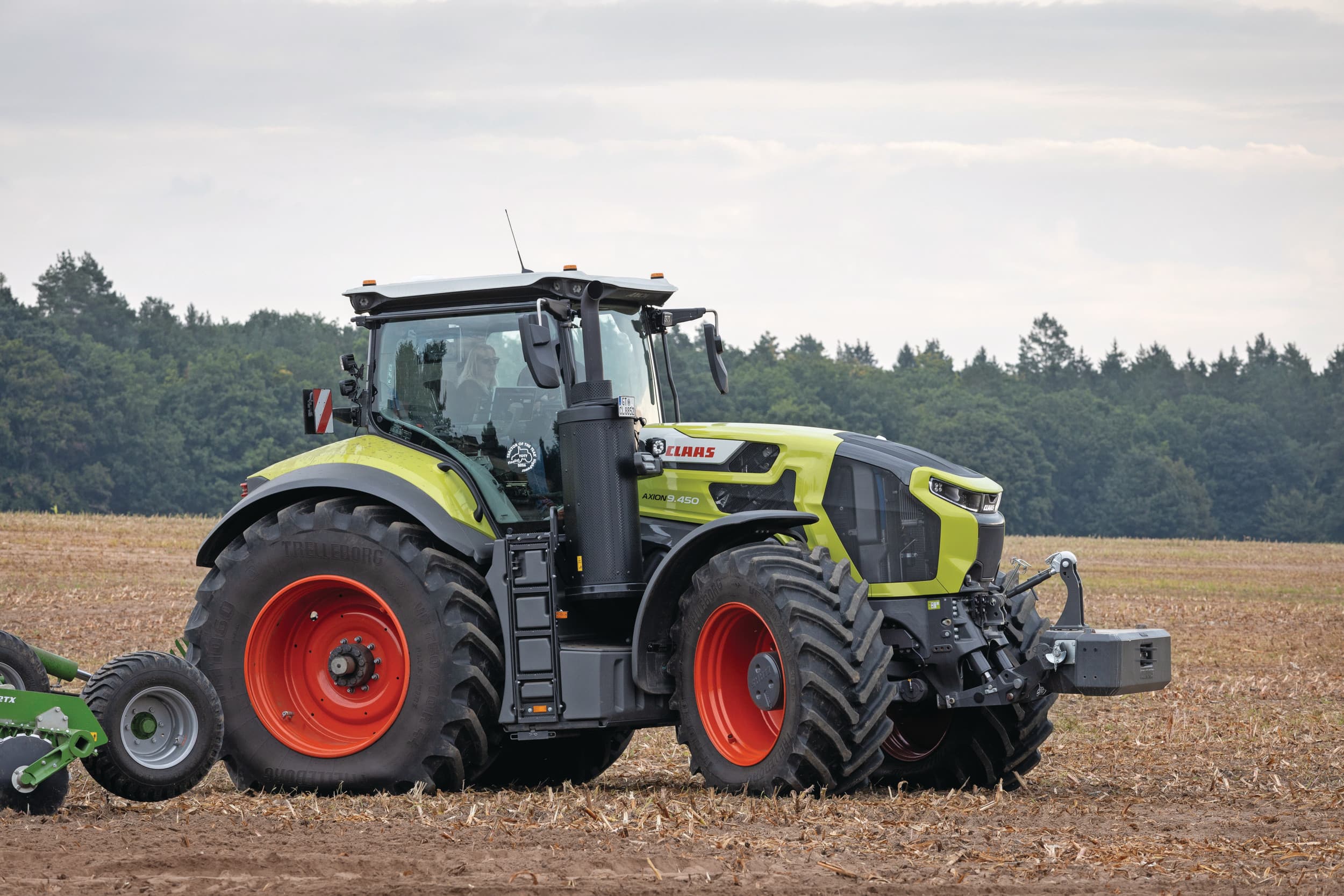 Dit is de Claas Axion 9.450. Meest opvallend aan de nieuwe Axion 9-serie van Claas zijn een nieuwe motorkap en een nieuwe cabine. Ook onderhuids is er veel veranderd. Foto's: Bob Karsten
