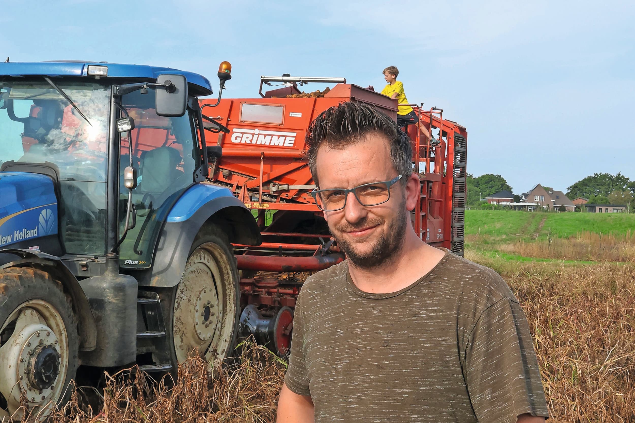 Chiel van den Eertwegh (35) heeft in maatschap met zijn ouders Wim (65) en Carla (63) een akkerbouwbedrijf in Kessel (L.). Naast akkerbouw zijn er ook 170 Parthenaise-koeien voor productie en eigen afzet van rundvlees. Foto: Bert Jansen