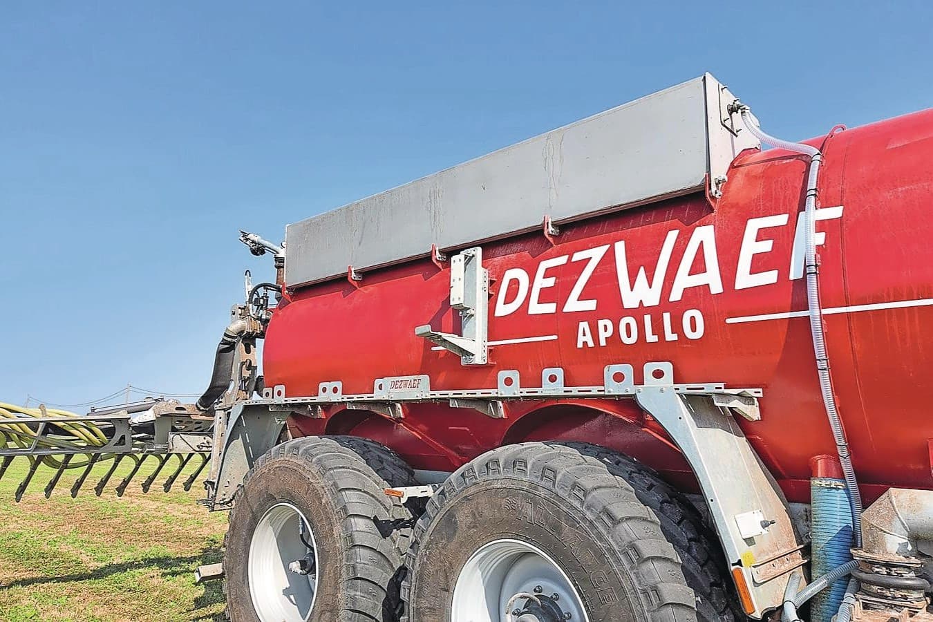 De FertiFlow-opzettank is aan de rechterzijde van een Dezwaef-drijfmesttank opgebouwd. De tank heeft een inhoud van 1.000 liter en doseert spuiwater tijdens het injecteren van drijfmest. Foto: Dezwaef
