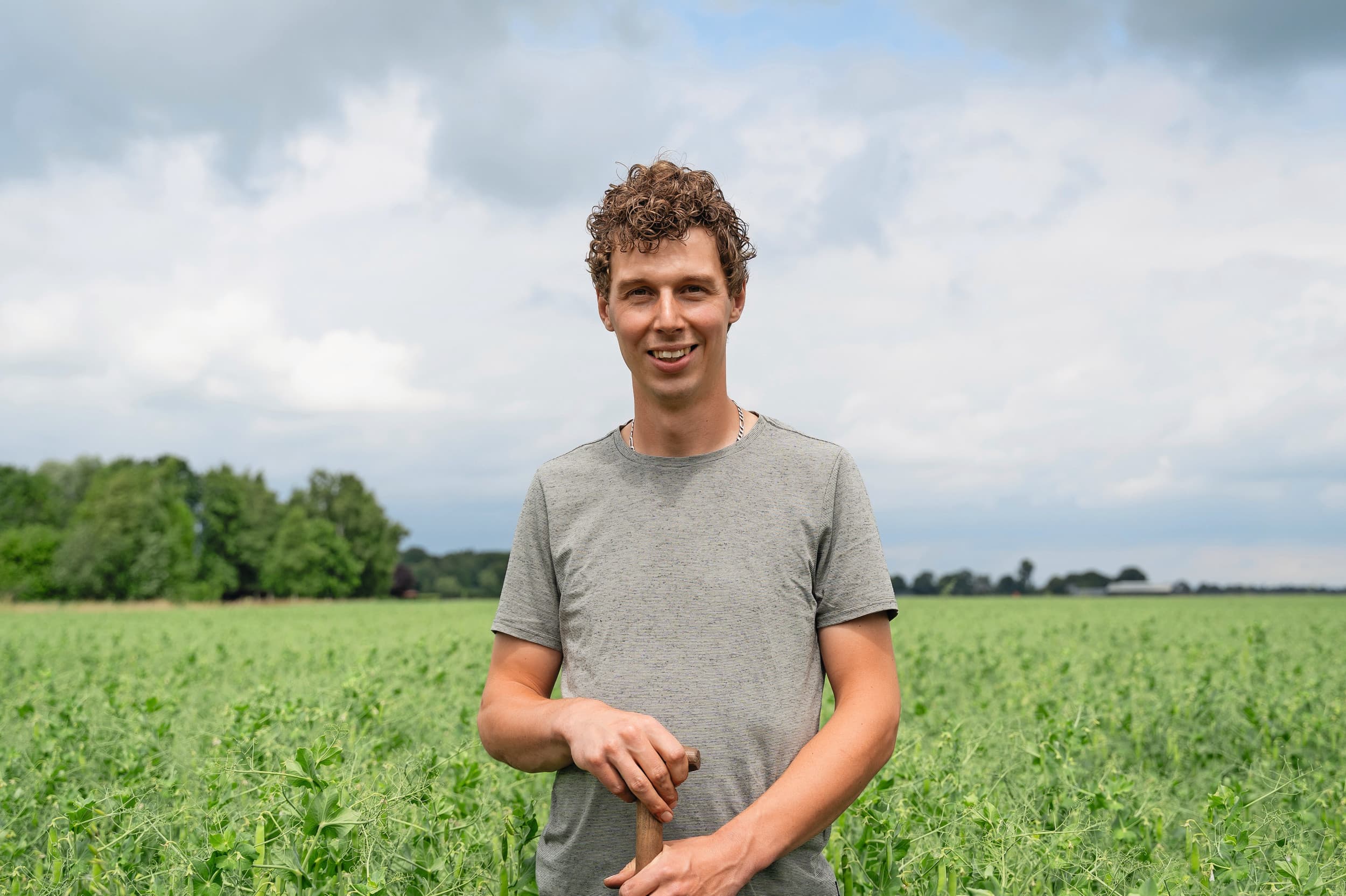 Gijs Schelhaas (28) heeft in maatschap met zijn ouders Henk (62) en Marianne (57) een akkerbouwbedrijf in Geesbrug. Tot vorig jaar hield de maatschap ook nog biologische varkens, maar is daarmee gestopt. Foto's: Andrea van Schaik